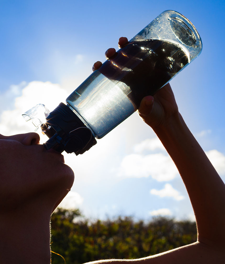 Ношу воду всегда. Выпить воды. Вода пить воду. Drink вода. Человек пьет чистую воду.